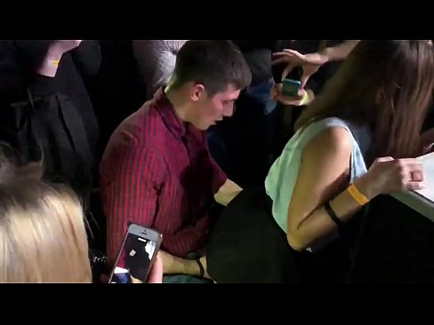 ❤️ Ubulili bangempela ku-nightclub yaseRussia. Intombazane yaseRussia eneminyaka engu-18 ubudala ingene endunu nasesithweni sangasese e-nightclub kithi zu.dewporn.ru